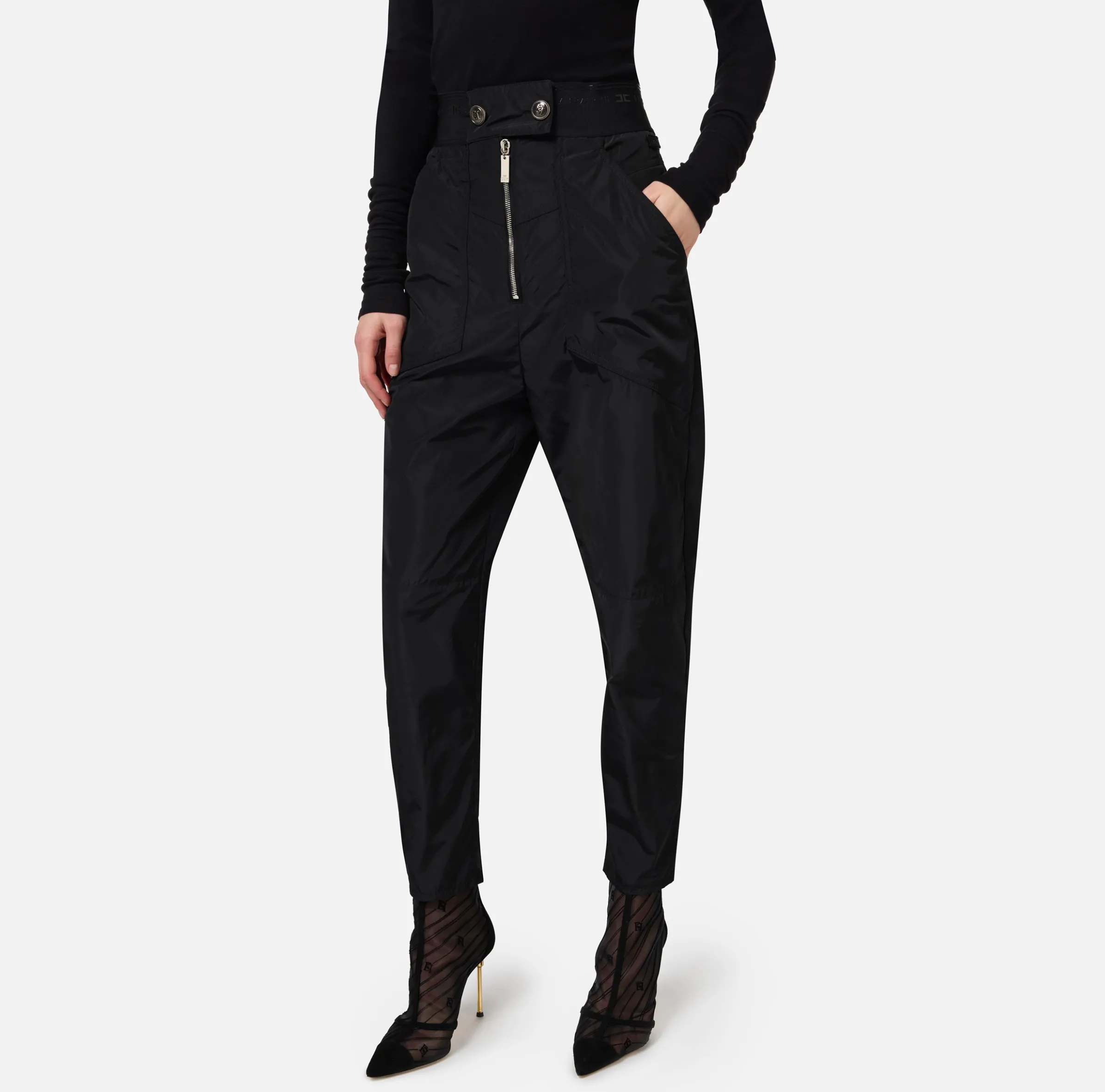 Pantalone boyfriend in nylon tecnico con elastico logato
