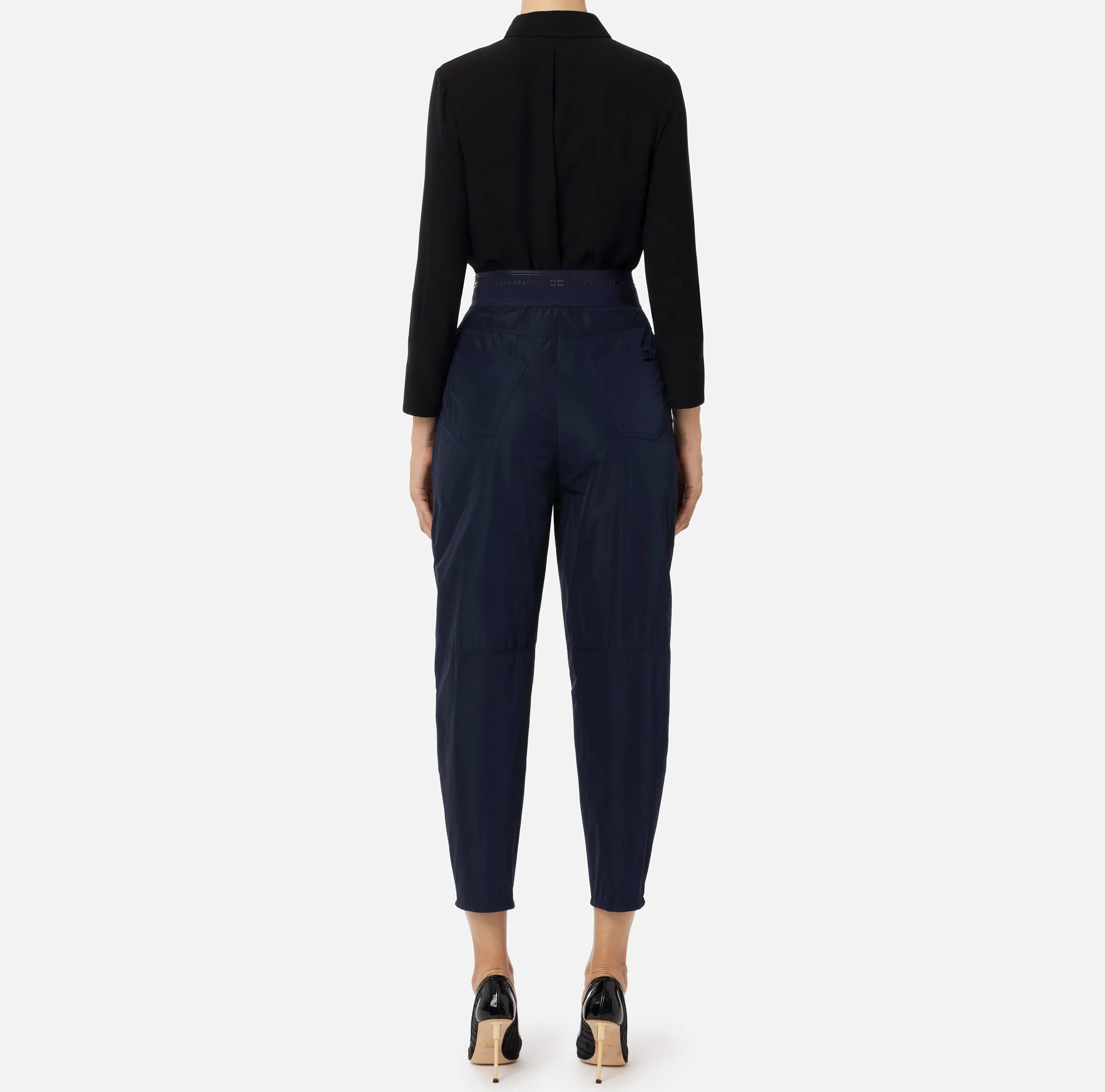 Pantalone boyfriend in nylon tecnico con elastico logato