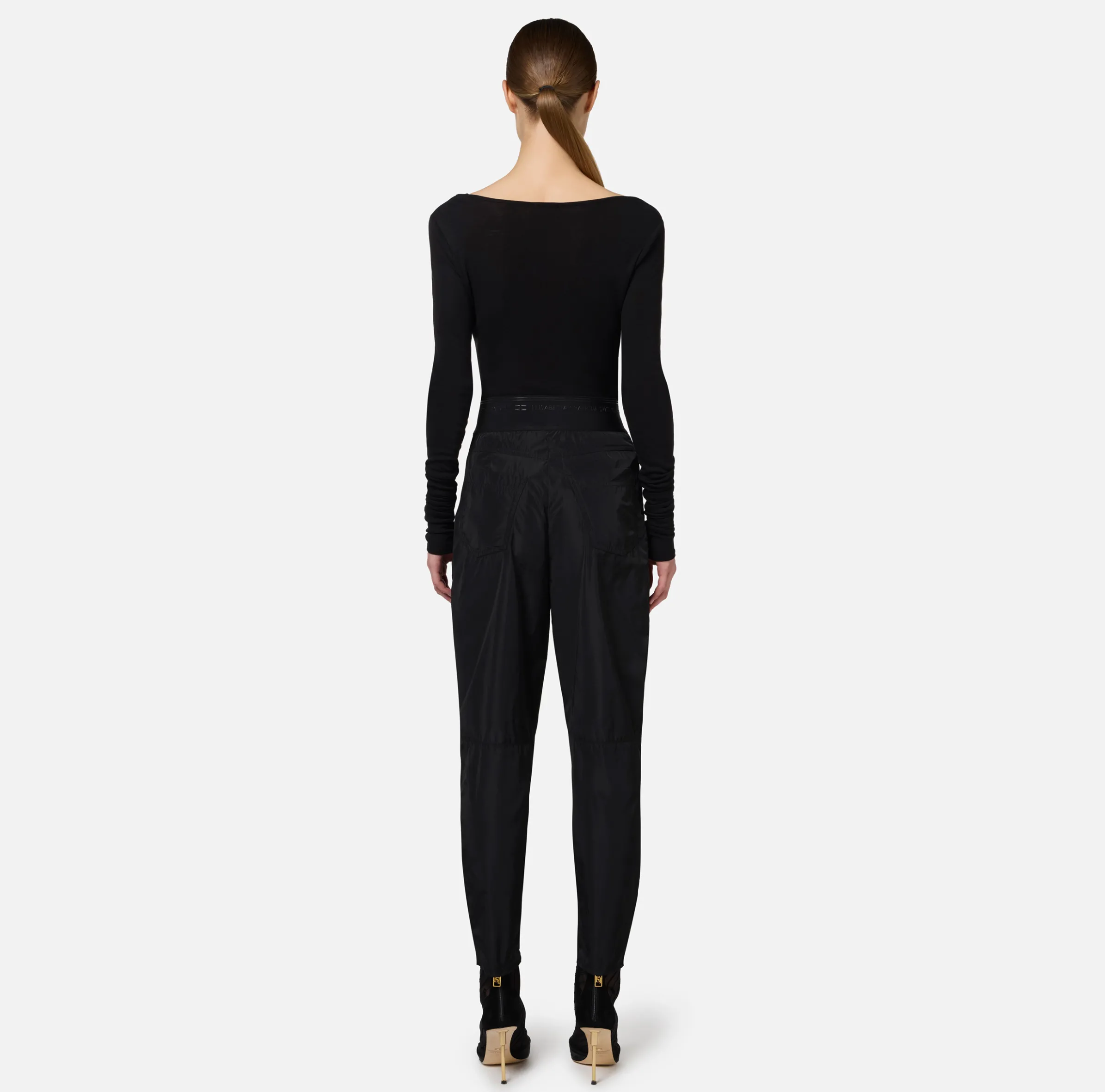 Pantalone boyfriend in nylon tecnico con elastico logato