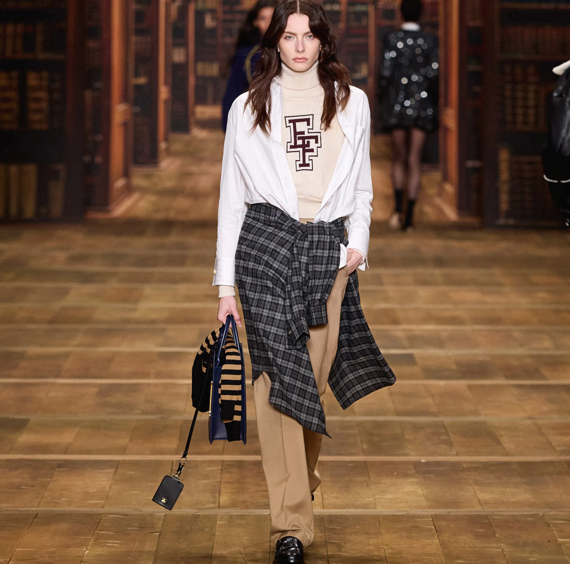 Pantalone con pinces in fresco di lana