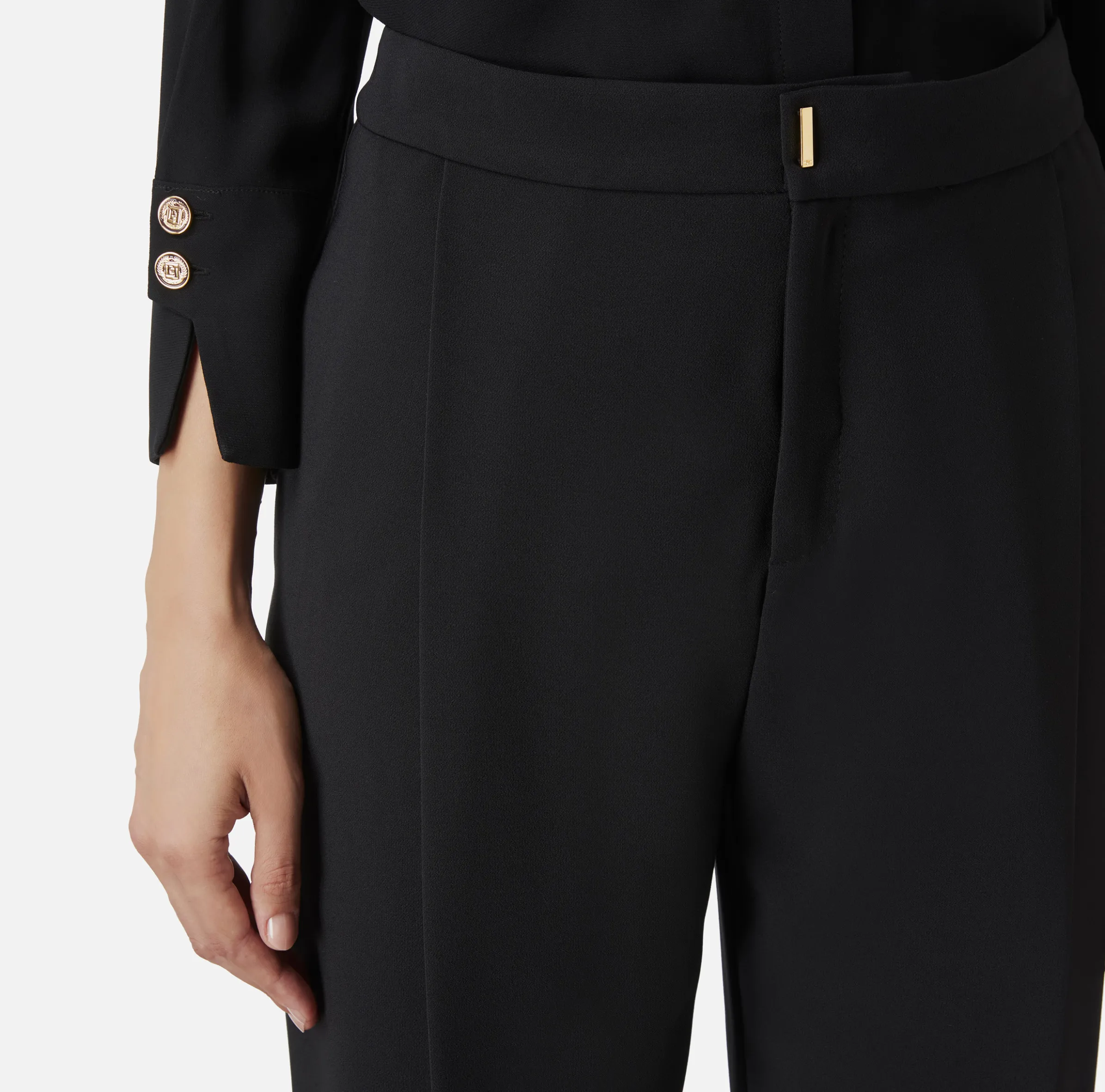 Pantalone cropped in crêpe con pinces