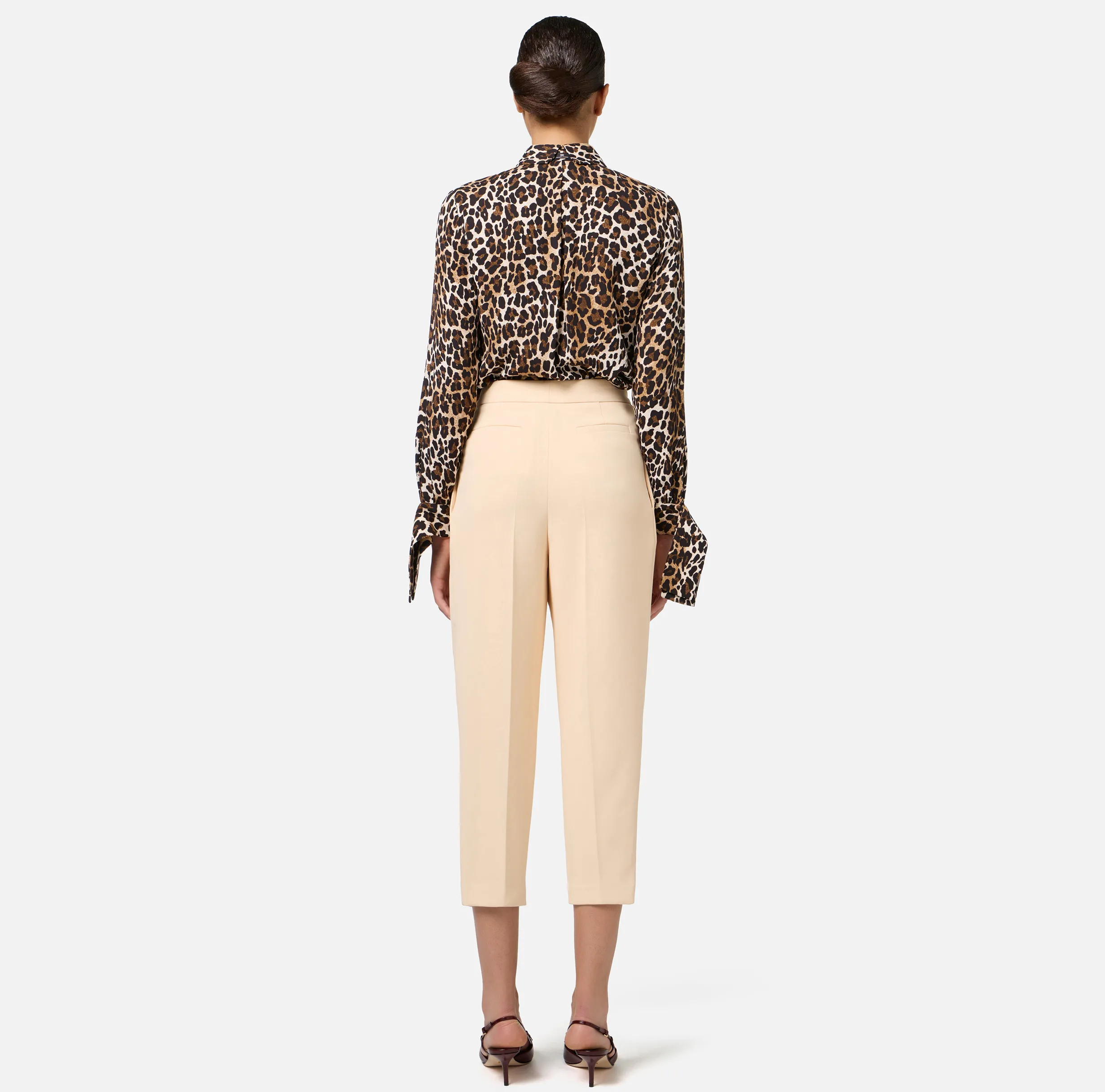 Pantalone cropped in crêpe con pinces