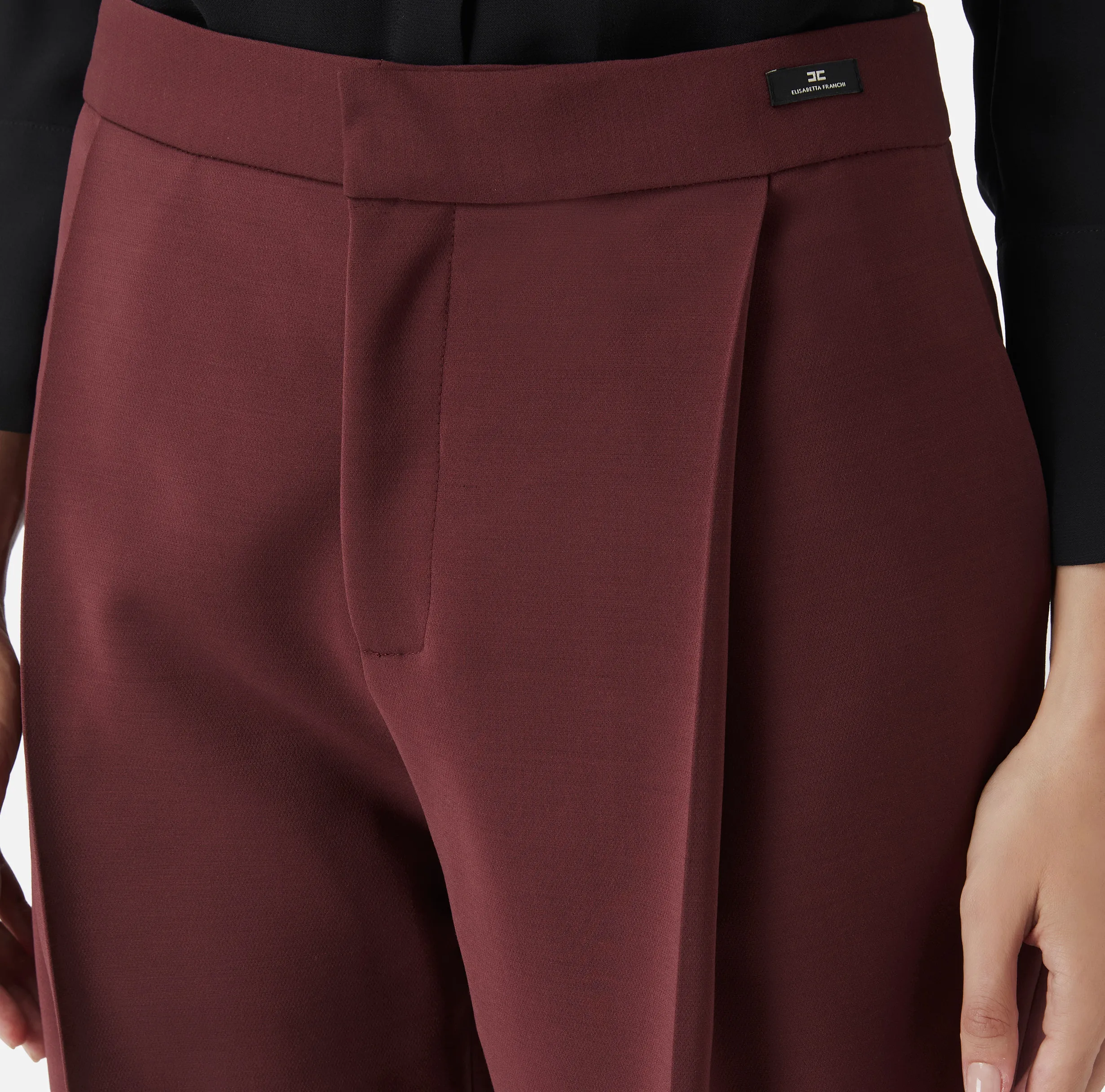 Pantalone cropped in fresco di lana stretch con pinces