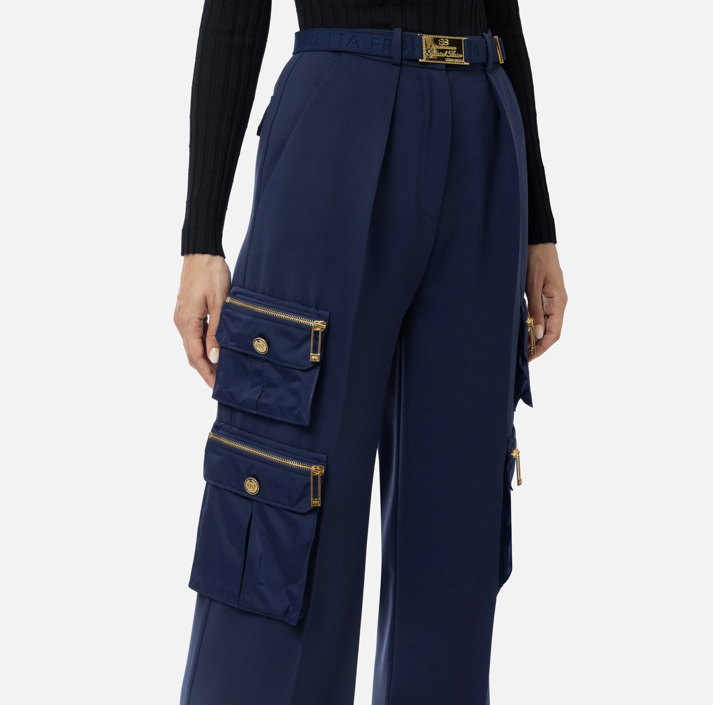 Pantalone dritto in crêpe con tasche e cintura