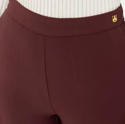 Pantalone dritto in crêpe stretch con rivetto logo