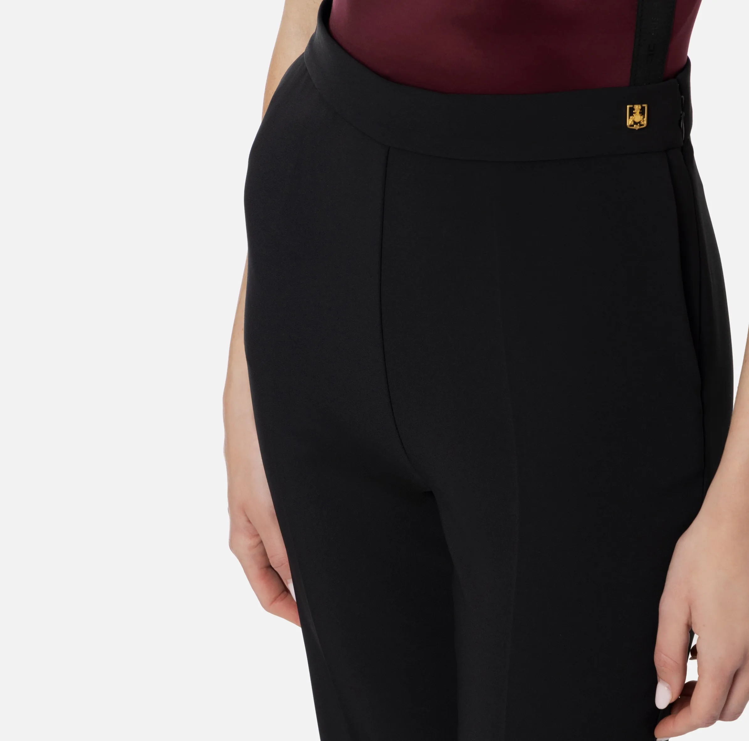 Pantalone dritto in crêpe stretch con rivetto logo