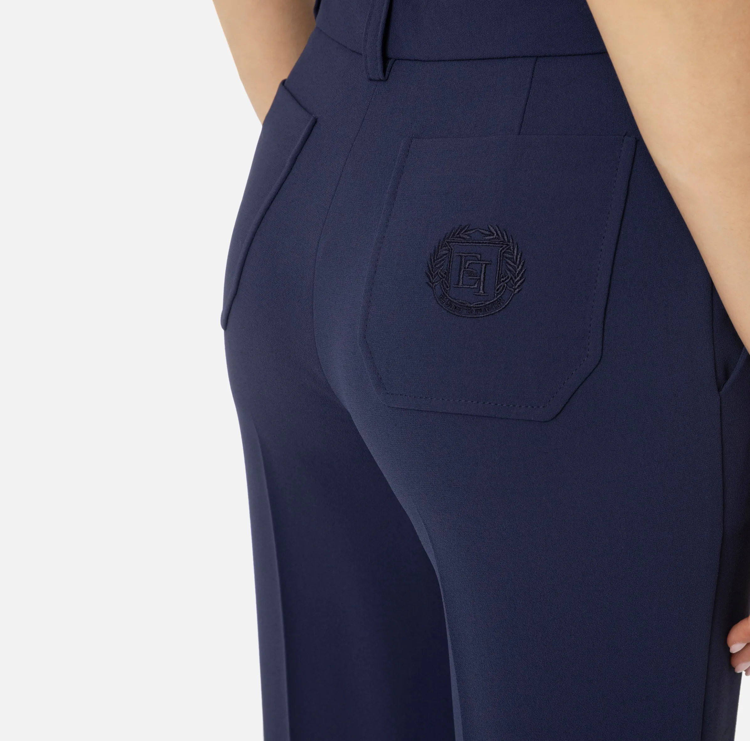Pantalone dritto in crêpe con ricamo stemma