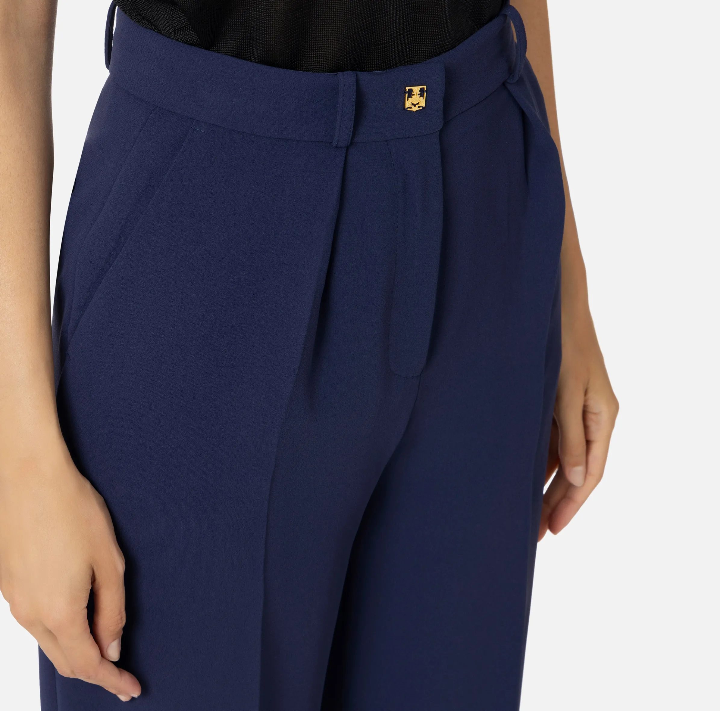 Pantalone dritto in crêpe fermo con rivetto stemma