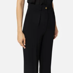Pantalone dritto in crêpe fermo con rivetto stemma