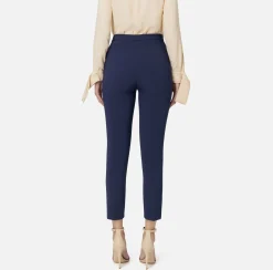 Pantalone dritto in crêpe stretch con rivetto logo