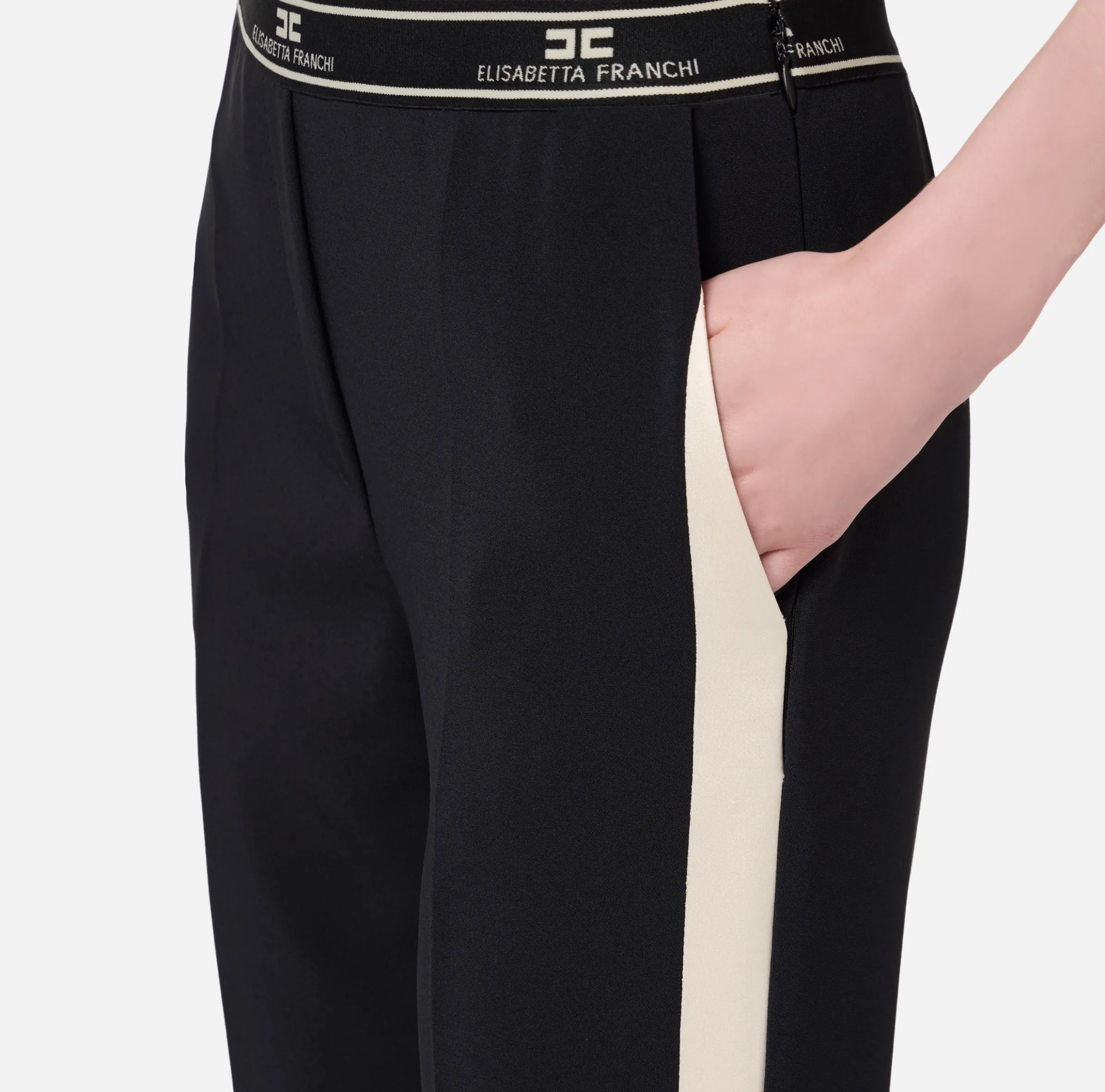 Pantalone dritto in crêpe con banda laterale