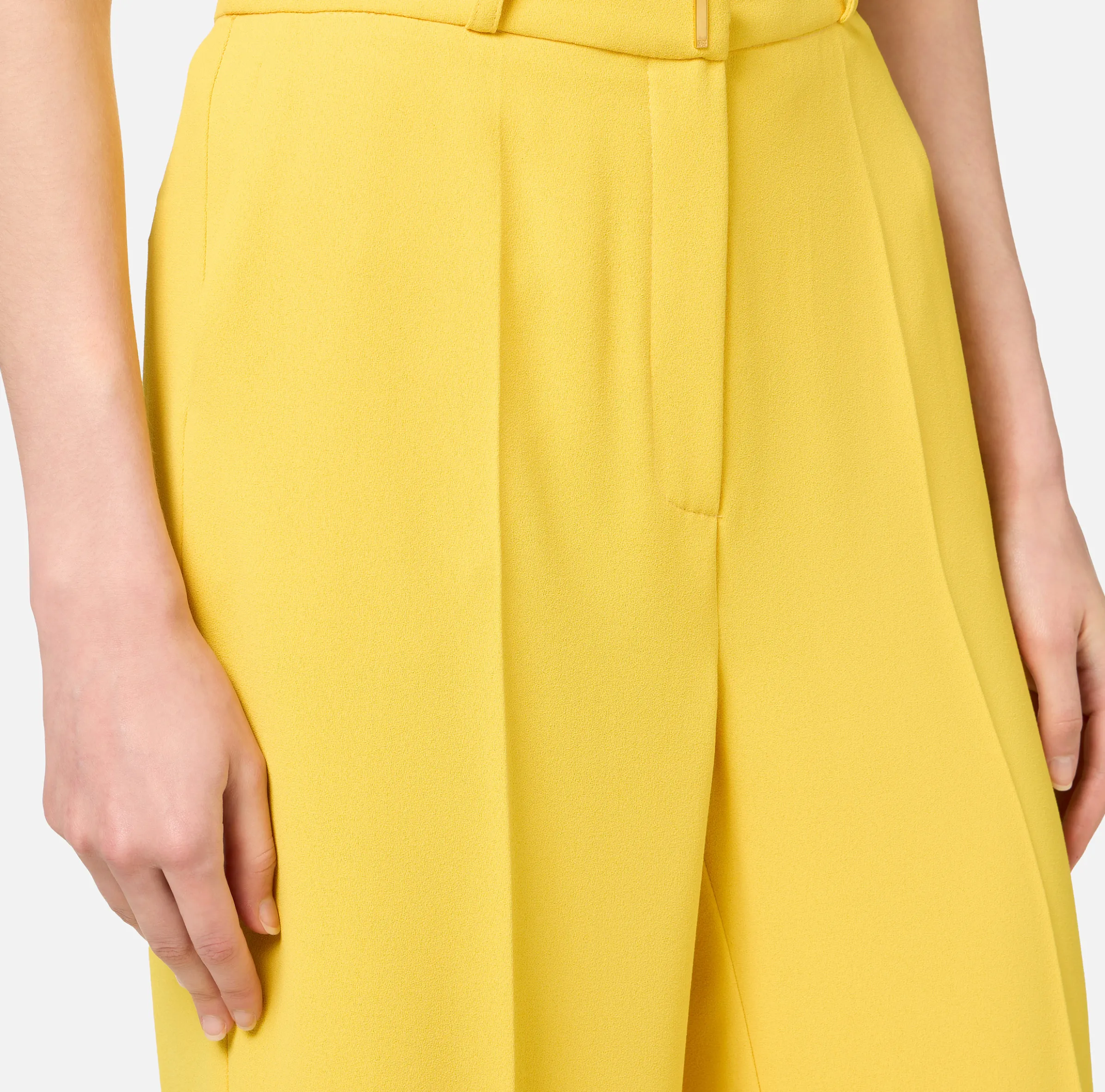 Pantalone dritto in crêpe fermo con placca logo
