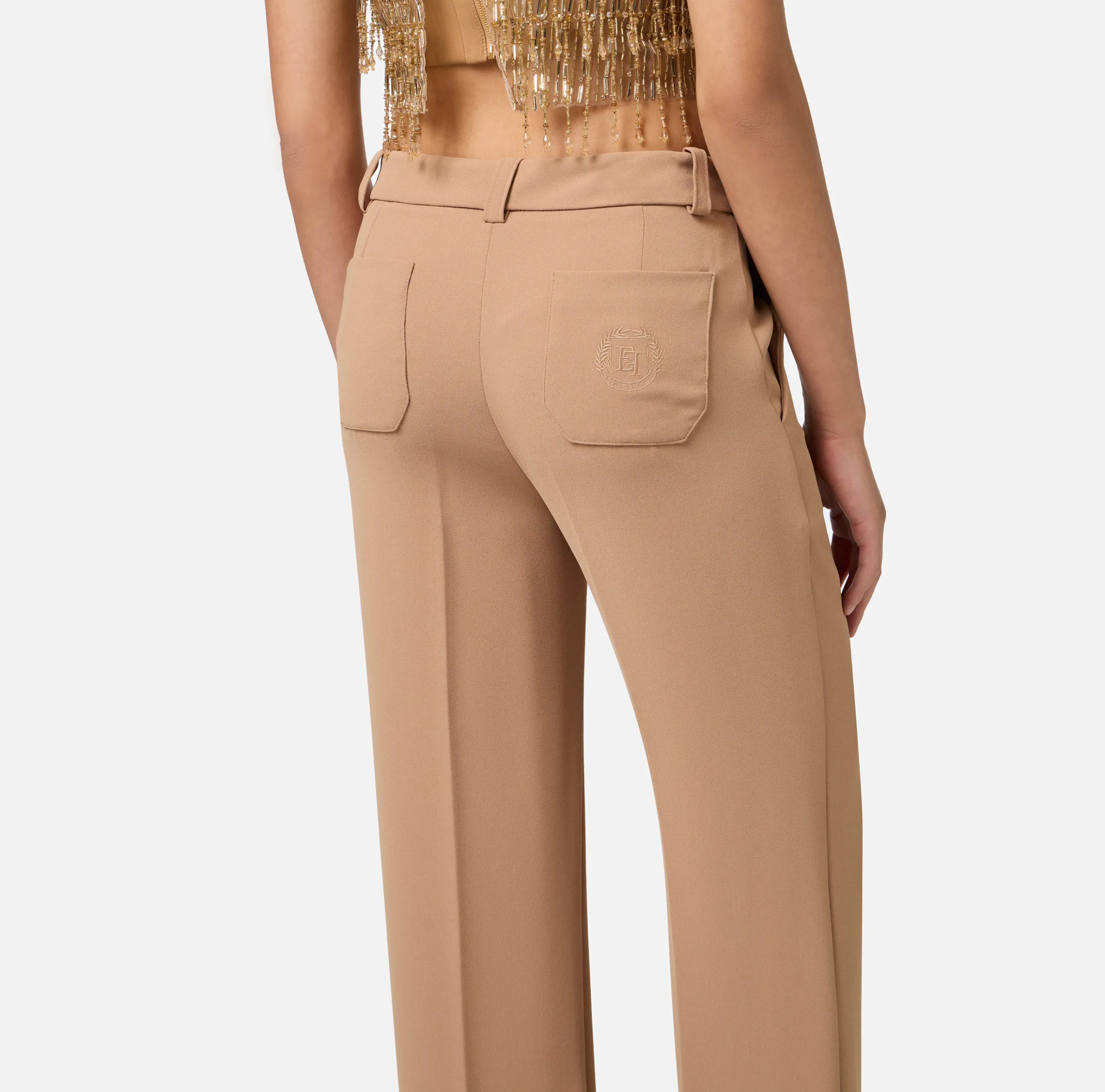 Pantalone dritto in crêpe con ricamo stemma