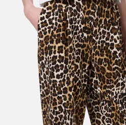 Pantalone dritto in crêpe animalier con doppie pinces