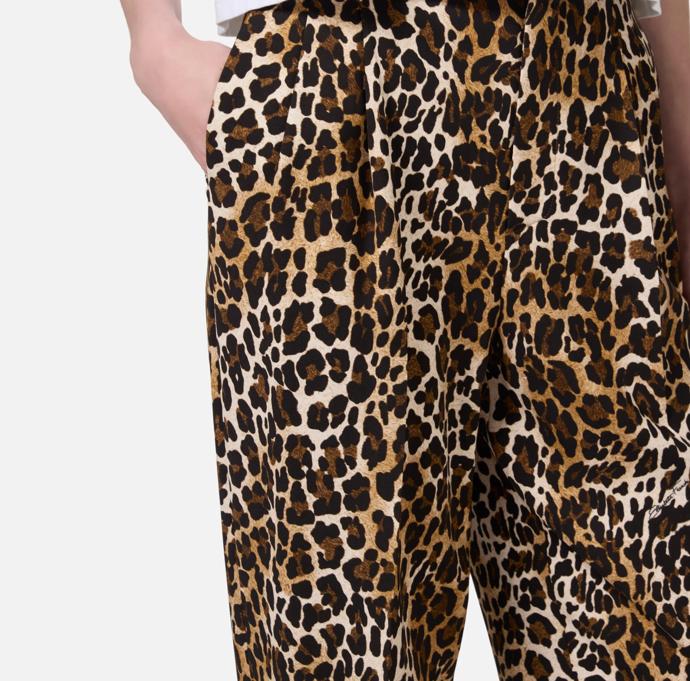 Pantalone dritto in crêpe animalier con doppie pinces