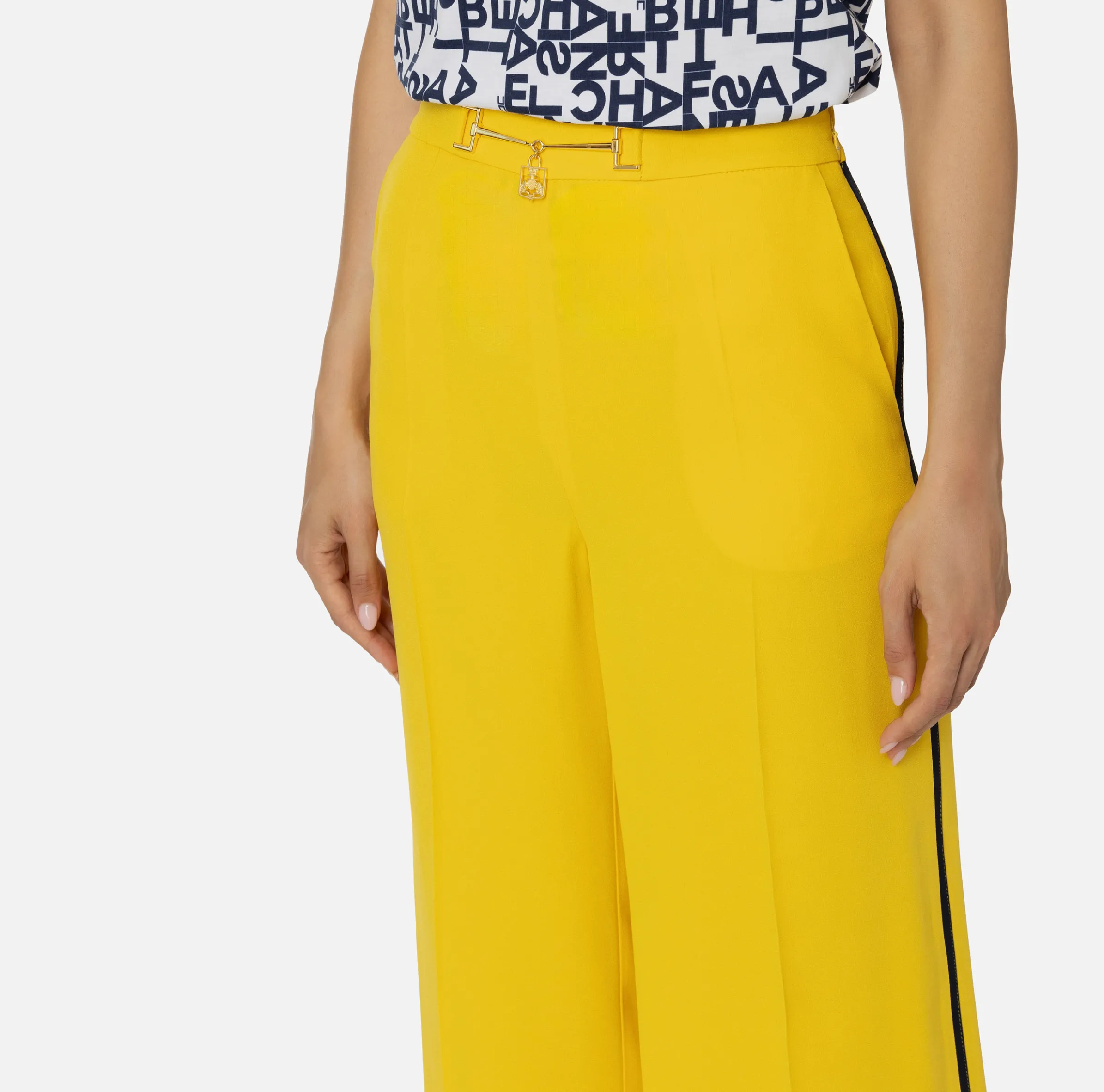 Pantalone palazzo in satin con morsetto