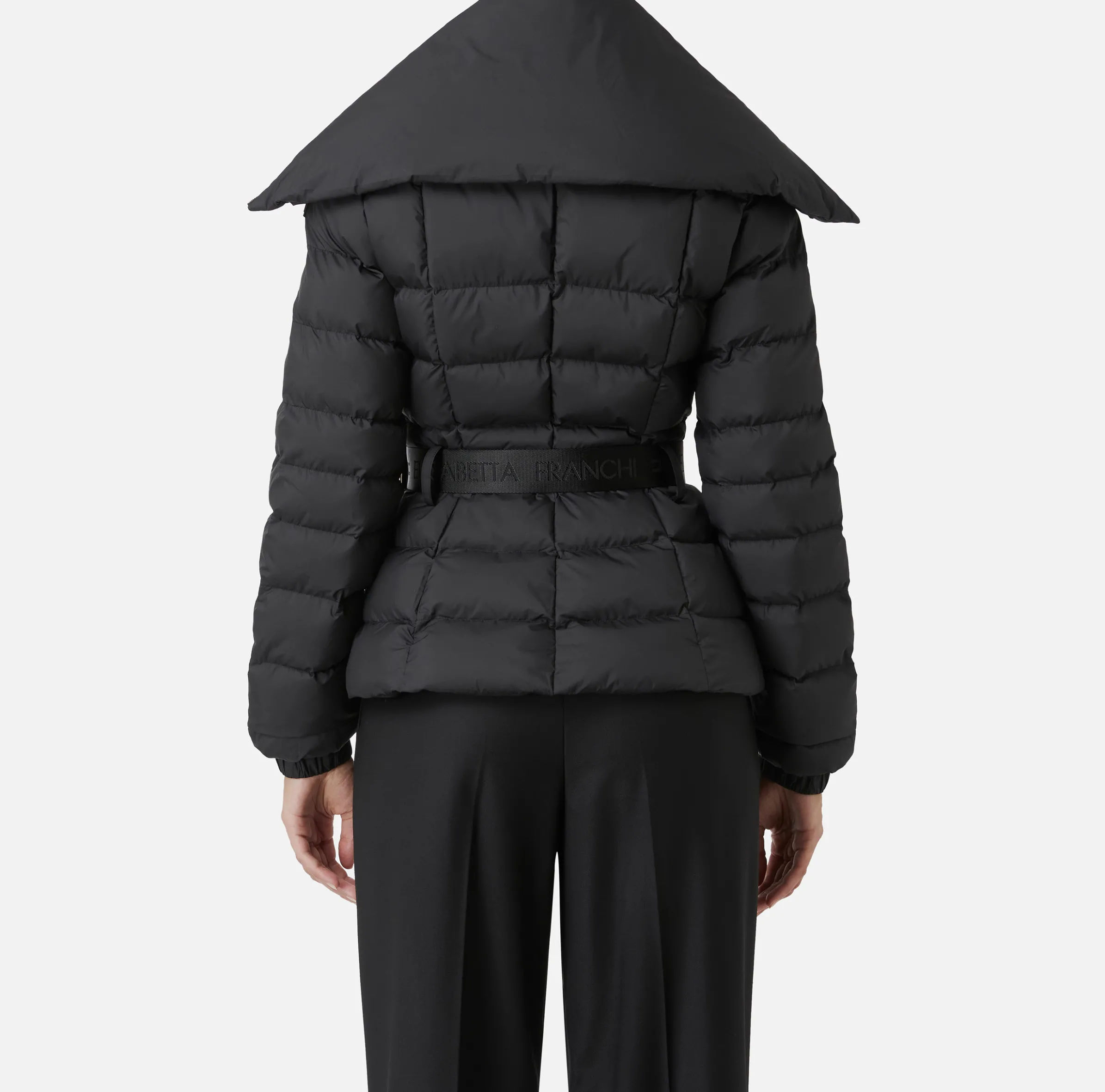 Piumino corto in nylon con ampio collo