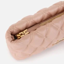 Pochette in tessuto embossed con tracolla in catena