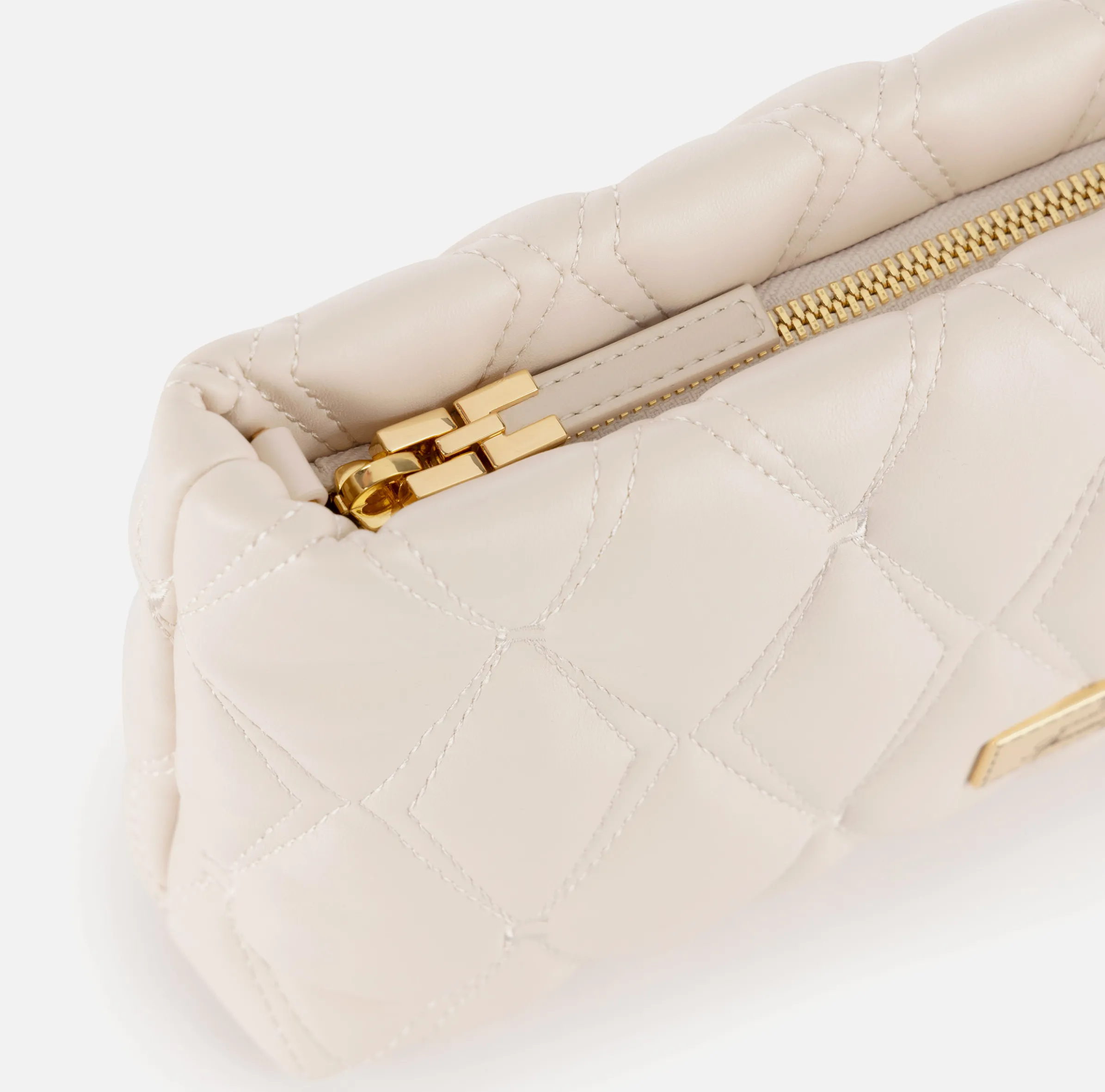 Pochette in tessuto embossed con tracolla in catena