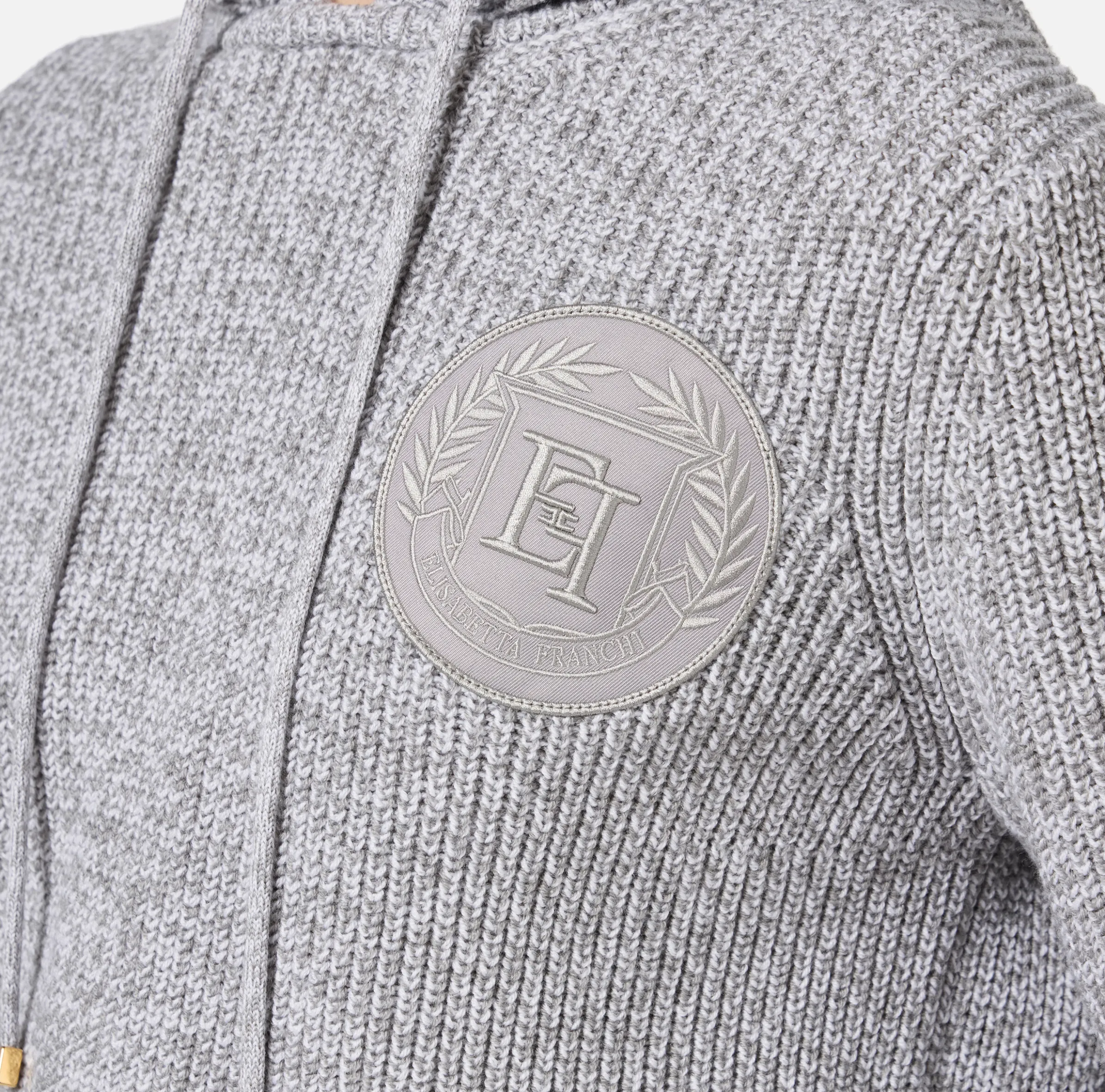 Pullover in viscosa mouliné con cappuccio e patch logo