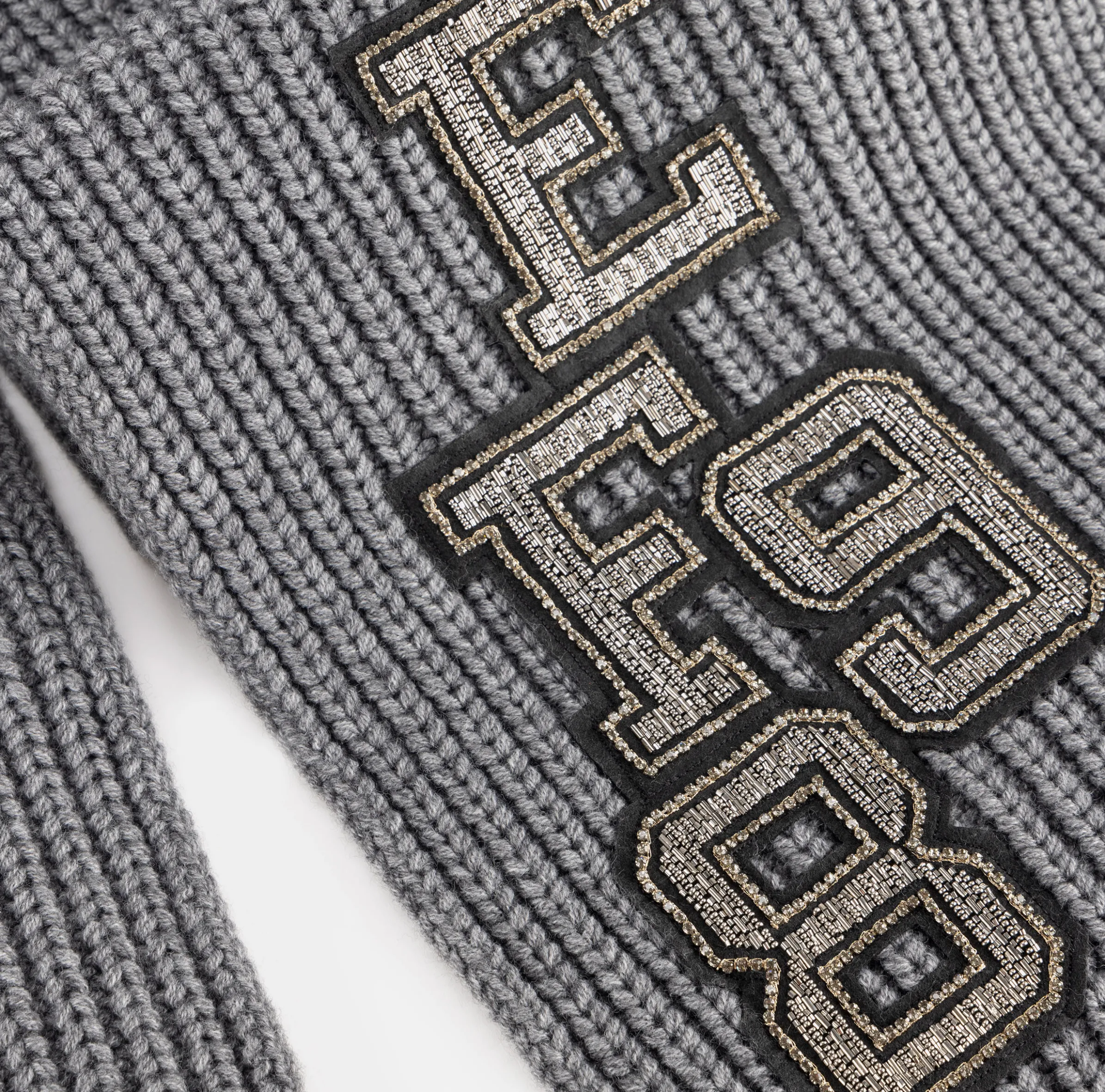 Sciarpa in lana a coste con patch stile college