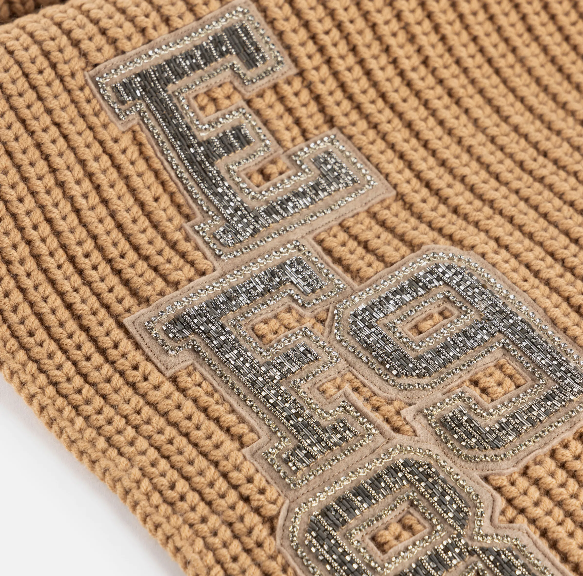 Sciarpa in lana a coste con patch stile college