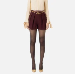 Short in tweed laminato con accessorio logo