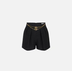Short in tweed laminato con accessorio logo
