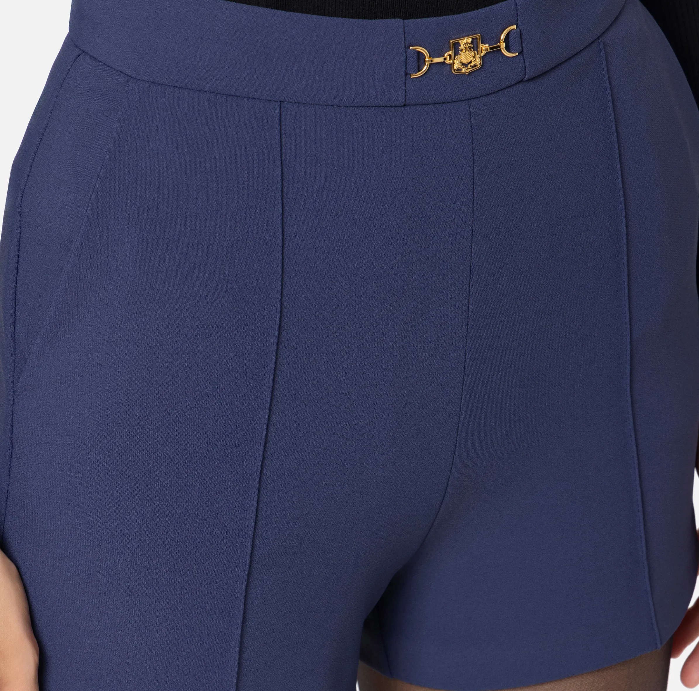 Shorts in crêpe stretch con morsetto