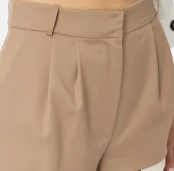 Shorts in fresco di lana con sacco tasche