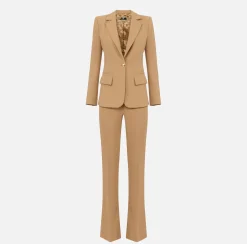 Tailleur in crêpe stretch con giacca sfiancata e pantalone dritto