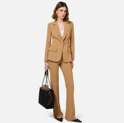 Tailleur in crêpe stretch con giacca sfiancata e pantalone dritto