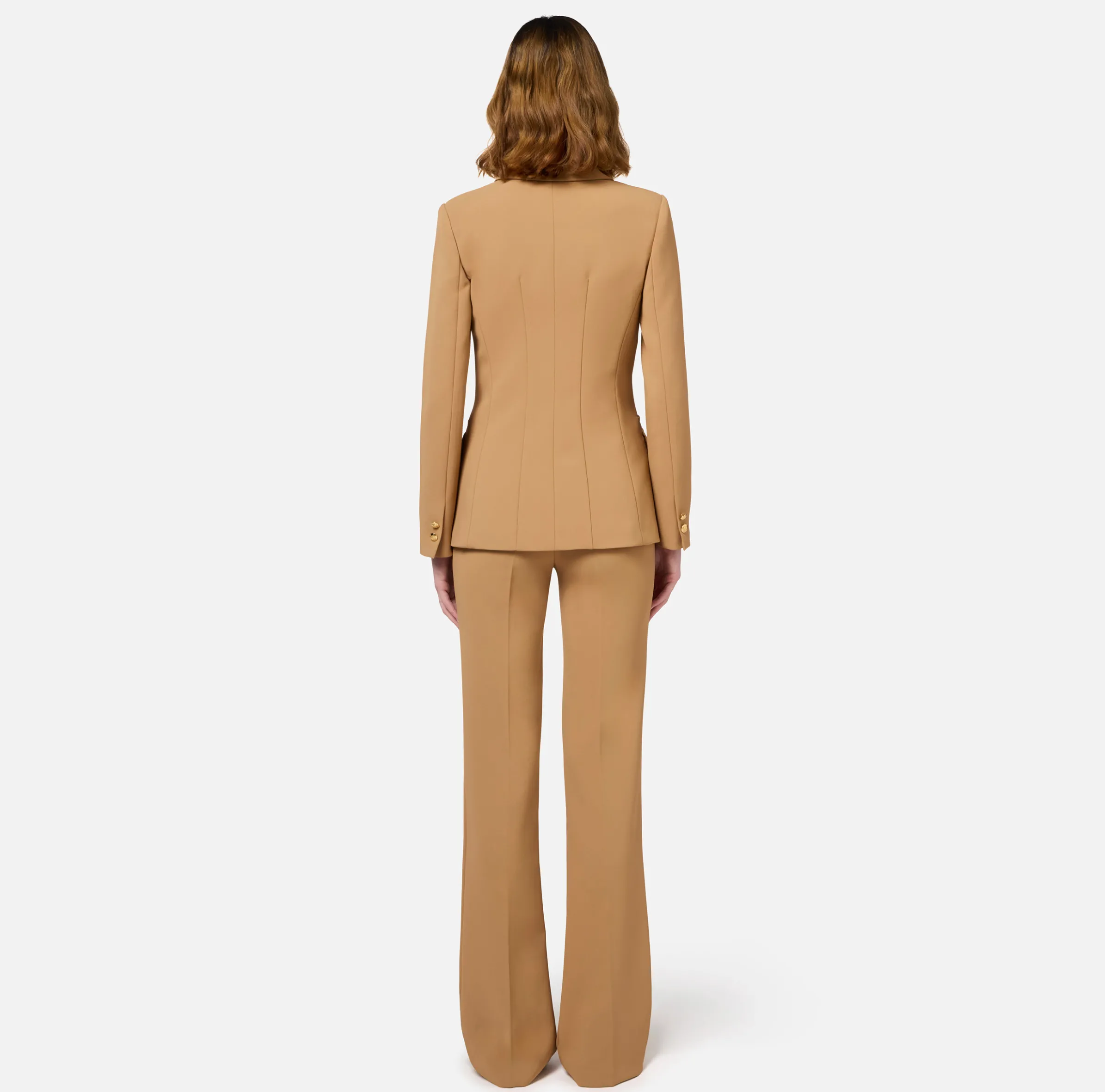 Tailleur in crêpe stretch con giacca sfiancata e pantalone dritto