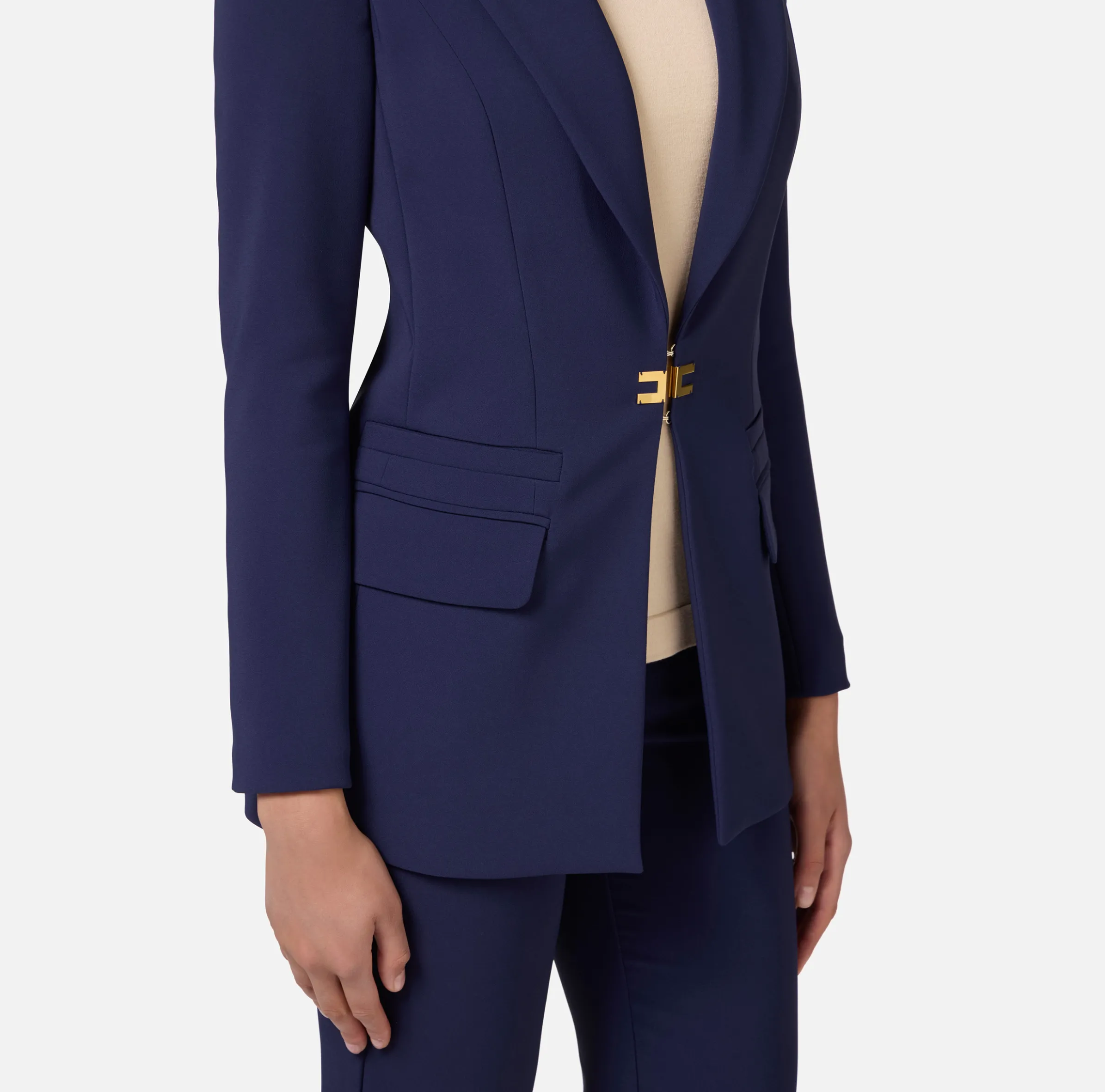 Tailleur in doppio crêpe stretch con giacca dritta e pantalone a palazzo
