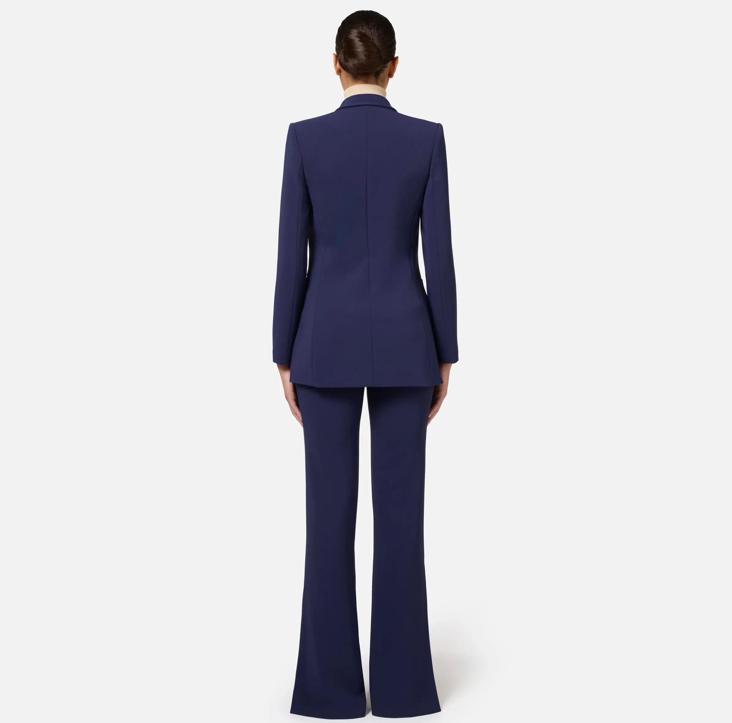 Tailleur in doppio crêpe stretch con giacca dritta e pantalone a palazzo