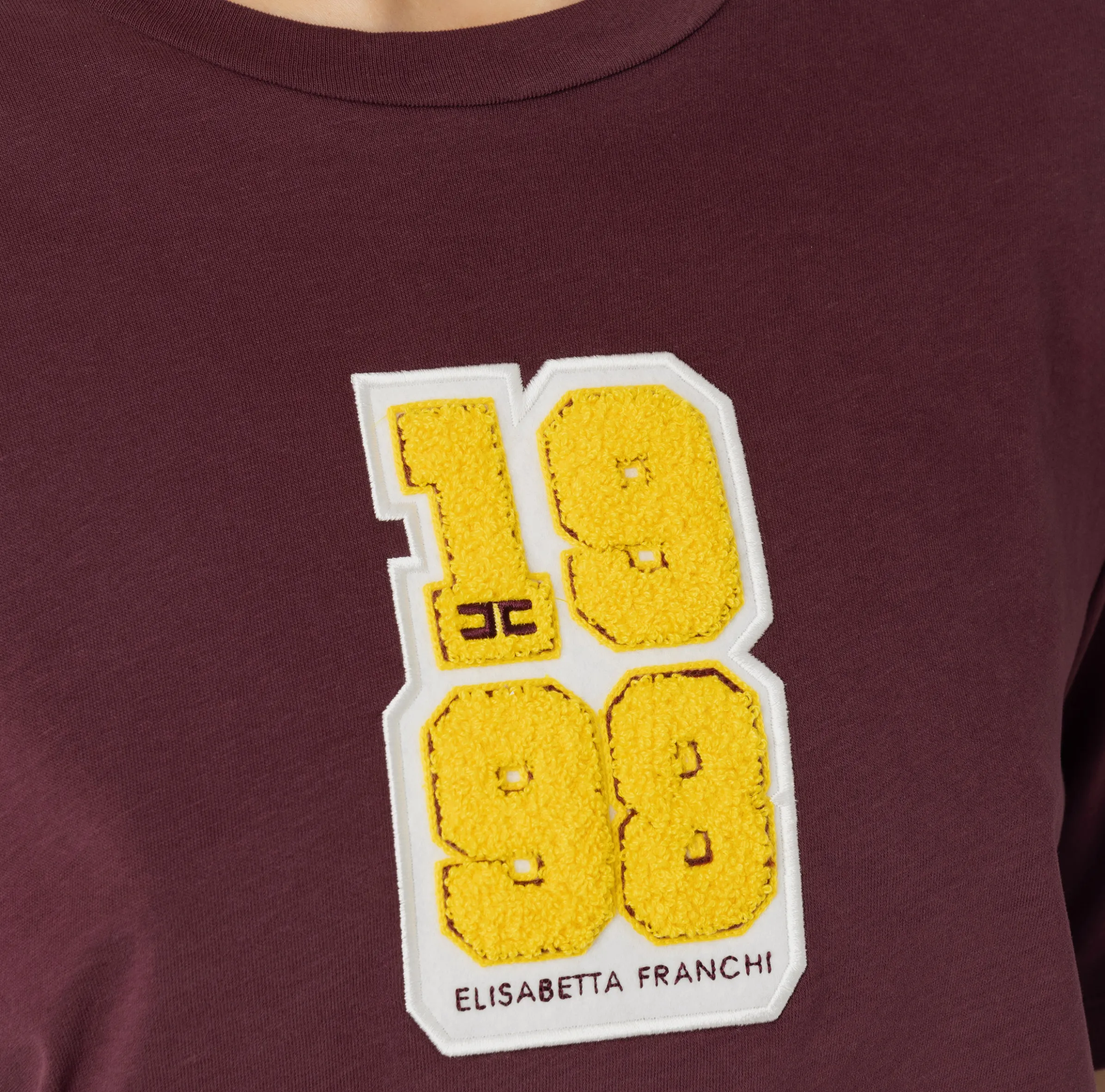 T-shirt in cotone con patch logo stile college