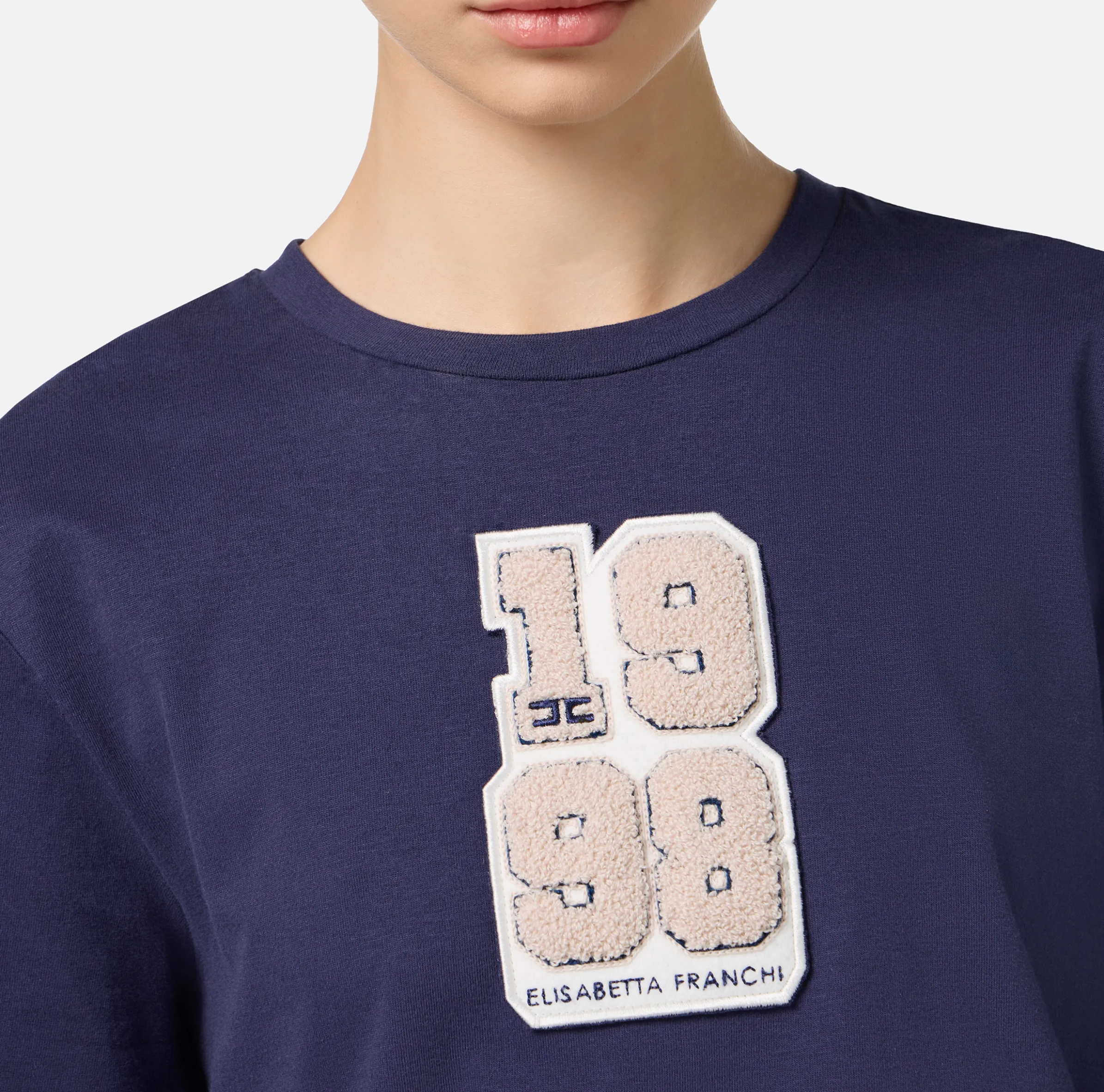 T-shirt in cotone con patch logo stile college