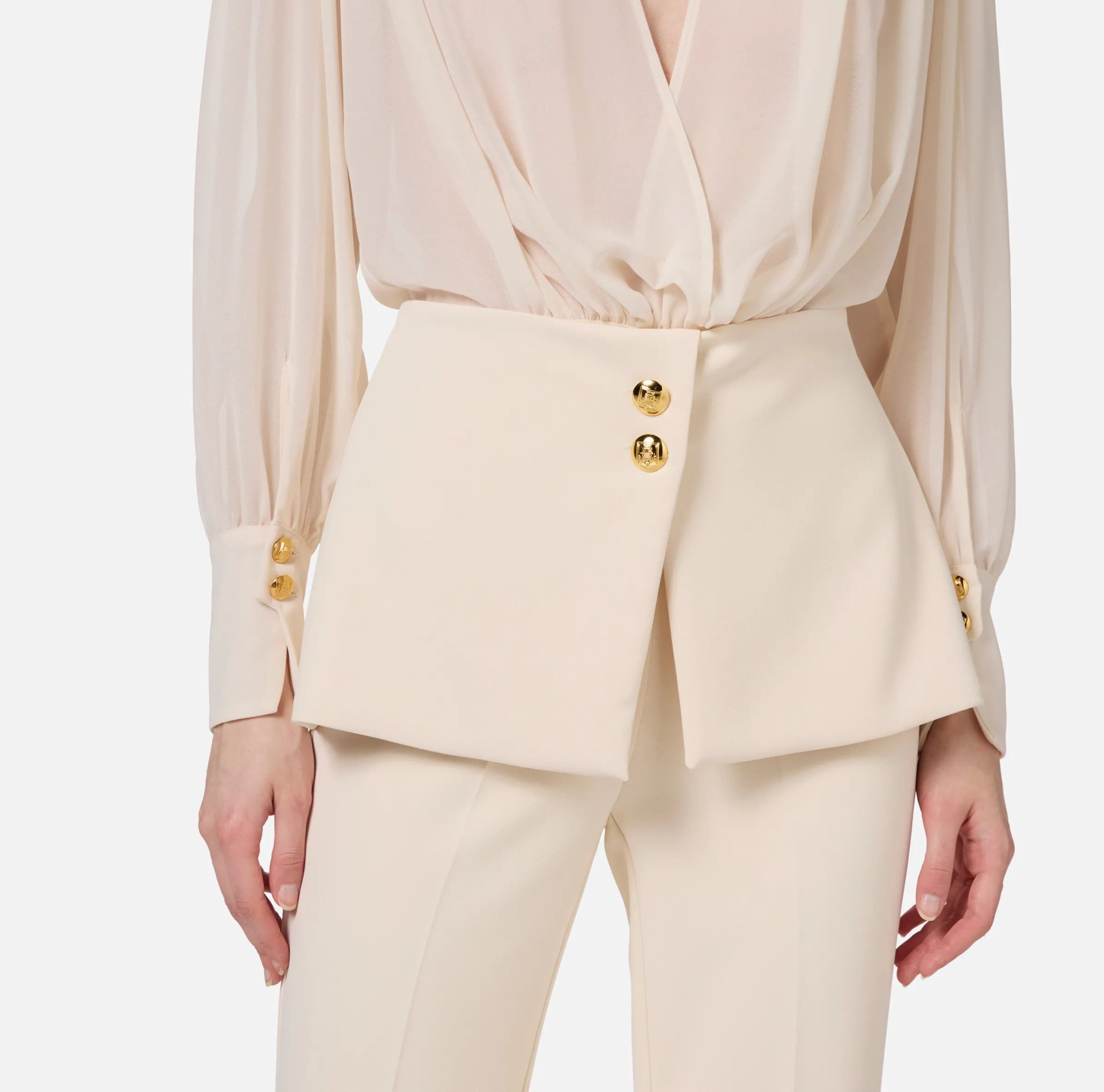Tuta in crêpe con blusa in georgette e baschina