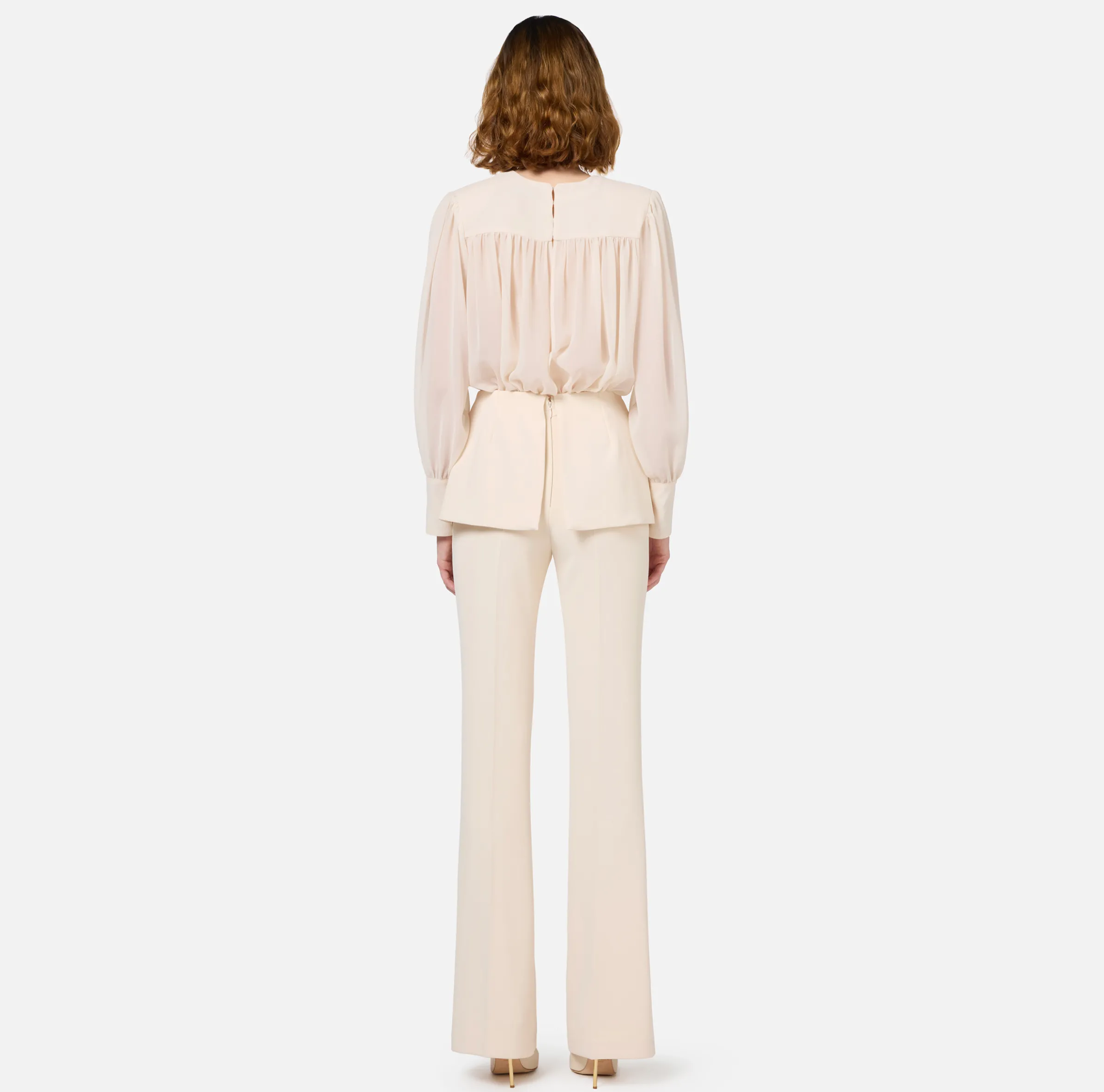 Tuta in crêpe con blusa in georgette e baschina