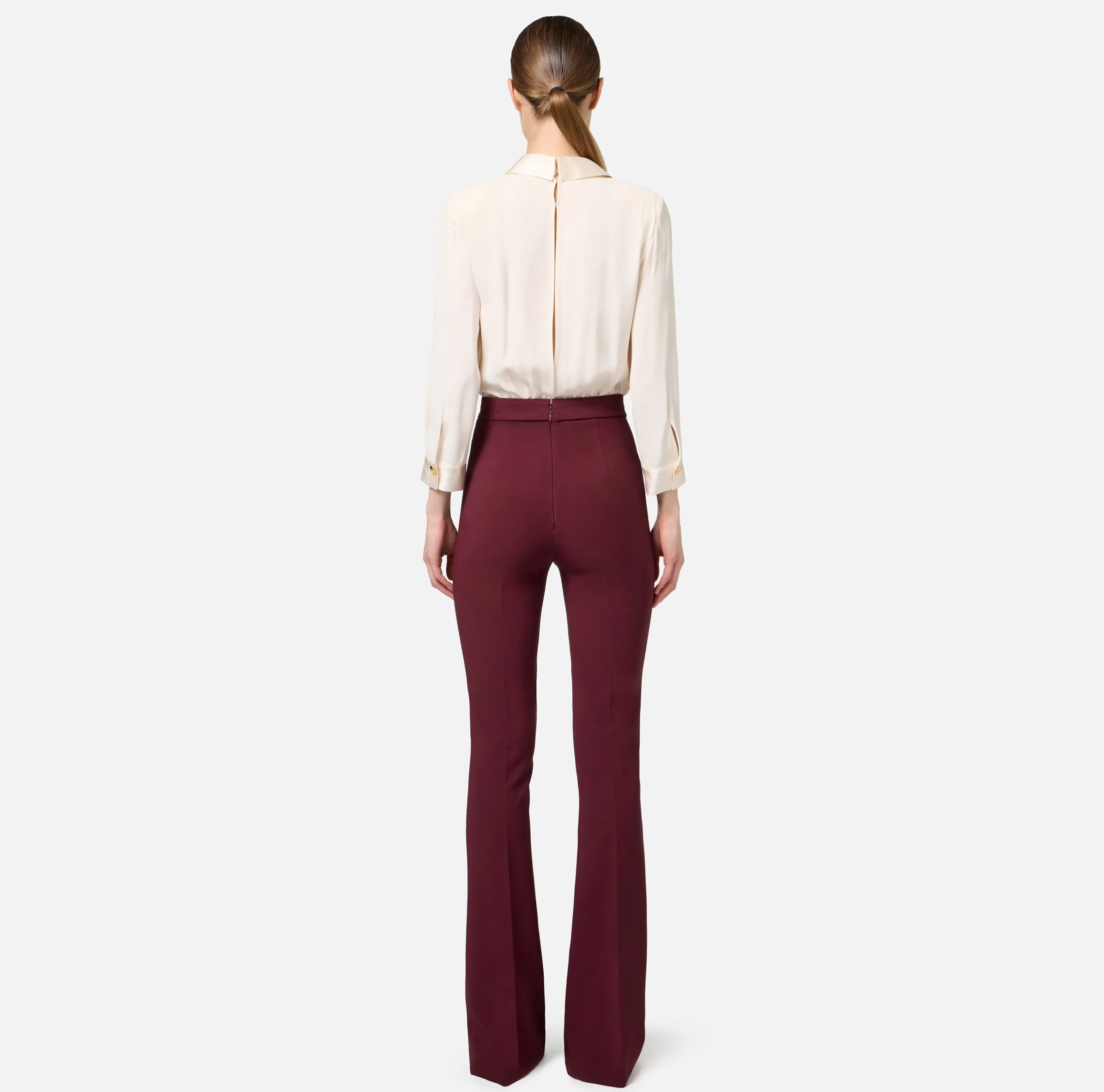 Tuta in viscosa con camicia incrociata e pantalone svasato con morsetto